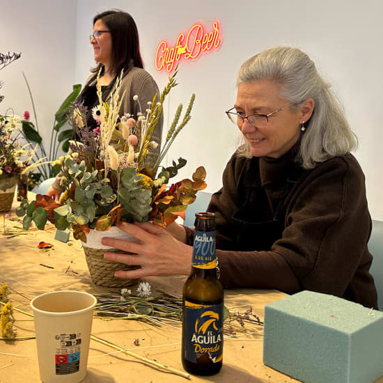 Official cover of the event Craft and Beer: Bloom & Boom: crea tu centro de flores secas preservadas con cerveza libre en Malasaña