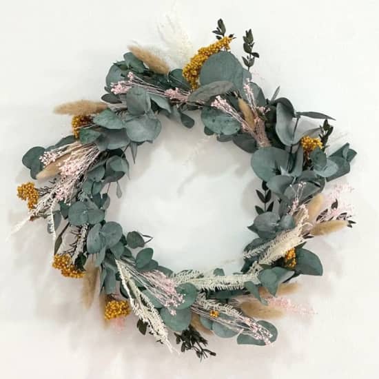 Official cover of the event Diseño de una corona decorativa con flores preservadas